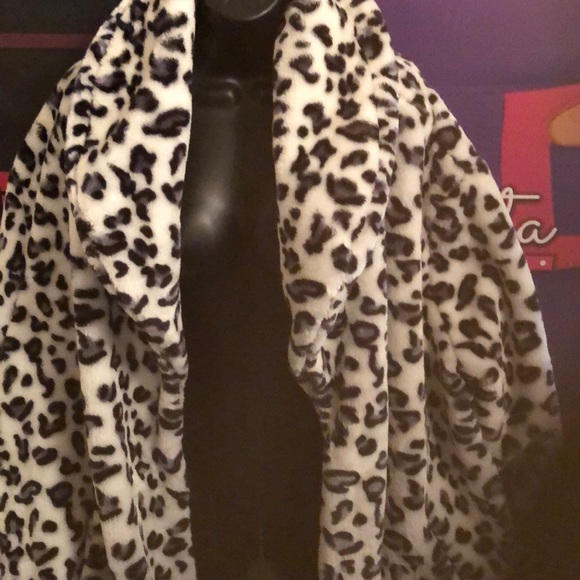 Snow Leopard Faux Fir Jacket Size 4x - Picture 3 of 3